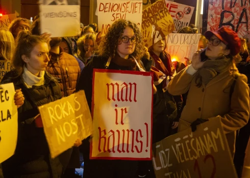 Pie Saeimas notiek protests pret Latvijas izstāšanos no Eiropas Padomes Konvencijas par vardarbības pret sievietēm un vardarbības ģimenē novēršanu un apkarošanu.