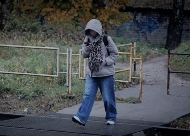 "Nāve vienkārši gaida": rīdzinieks pie dzelzceļa pārbrauktuves uzņēmis satraucošu video