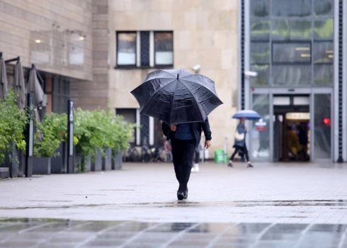 Nedēļa noslēgsies ar pelēku un mitru dienu.