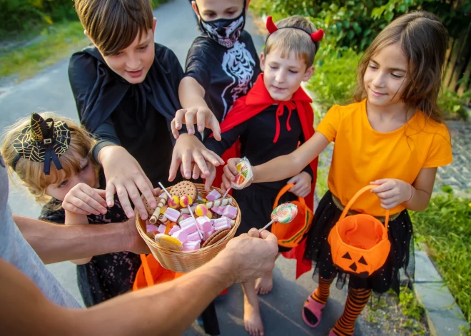 "Ведь бывают разные психопаты": в Виесите во время Хэллоуина ребенок нашел иголку в конфете