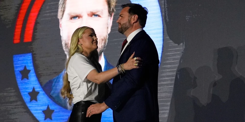 Vensa un Čārlija Kērka atraitnes sirsnīgais apskāviens kļūst par interneta sensāciju.