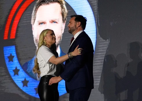 Vensa un Čārlija Kērka atraitnes sirsnīgais apskāviens kļūst par interneta sensāciju.