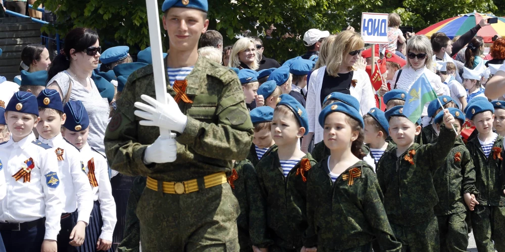 Pirmskolas vecuma bērniem “māca militāro apmācību” vairāk nekā 100 Krievijas bērnudārzos.