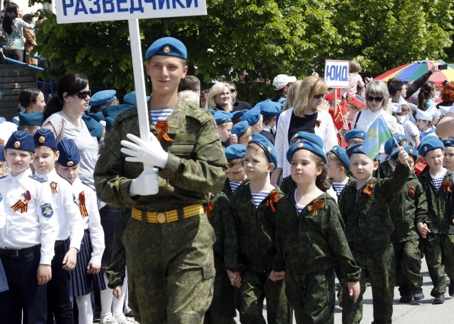 Krievijas bērnudārzos audzina “mazos kareivjus” – bērnus māca cīnīties un apieties ar ieročiem