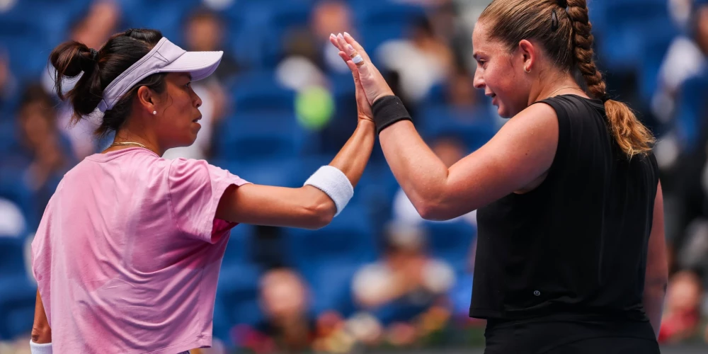 Ostapenko pārī ar Sji sāk "WTA Finals" turnīru ar uzvaru.