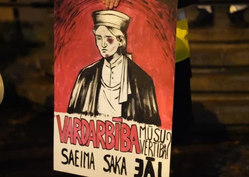 Plakātu darbnīcā aicina sagatavoties protestam pret lēmumu izstāties no Stambulas konvencijas.