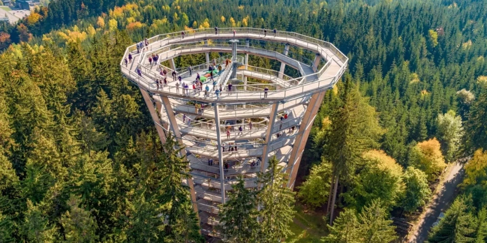 Šī futuristiskā celtne, kas izskatās kā apgriezts zvaniņš, ir skatu tornis Janske Lazne ciematā. 