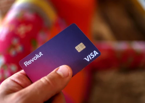 Revolut bloķē kontus Krievijas pilsoņiem – spēkā stājušās jaunās ES sankcijas.