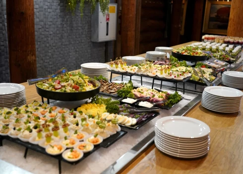 Latvijā 50% iedzīvotāju regulāri izvēlas gatavu maltīti līdzņemšanai.