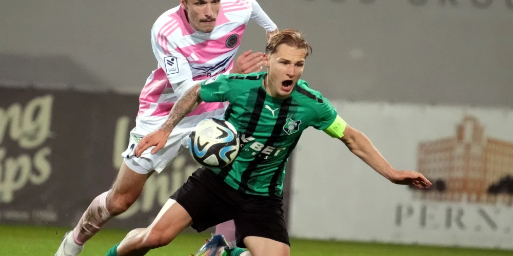 Raivis Andis Jurkovskis cenšas kavēt Eduardu Dašķeviču.