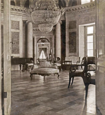 Elejas pils Kupola zāle savos ziedu laikos.