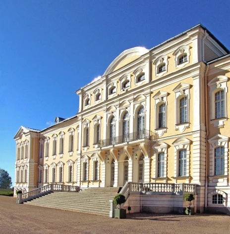 Rundāles pils dienvidu fasāde pēc atjaunošanas.