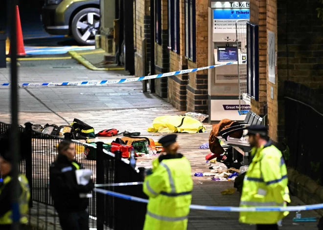 Vilcienā Lielbritānijā sadurti cilvēki; desmit hospitalizēti