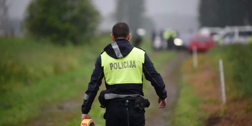 Sestdien Ropažu novadā automašīna uzbraukusi sievietei, kura notikuma vietā gāja bojā.