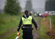 Sestdien Ropažu novadā automašīna uzbraukusi sievietei, kura notikuma vietā gāja bojā