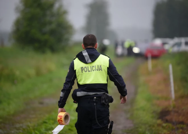 Sestdien Ropažu novadā automašīna uzbraukusi sievietei, kura notikuma vietā gāja bojā