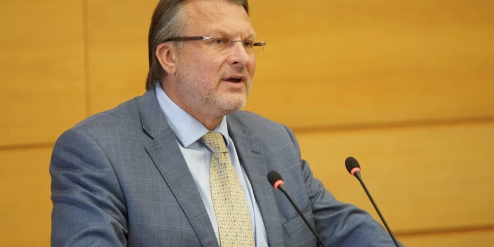 Человек, угрожавший убийством Шлесеру, доставлен в медицинское учреждение.