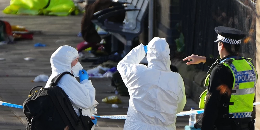 Lielbritānijas policija nesaista cilvēku saduršanu vilcienā ar terorismu. 