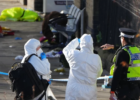 Lielbritānijas policija nesaista cilvēku saduršanu vilcienā ar terorismu. 