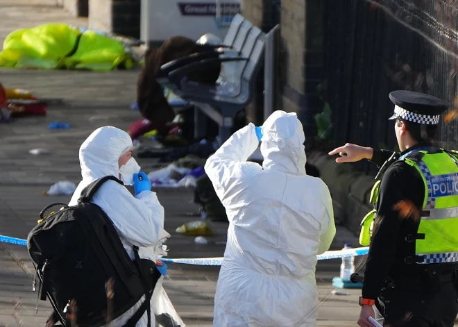 Lielbritānijas policija nesaista cilvēku saduršanu vilcienā ar terorismu