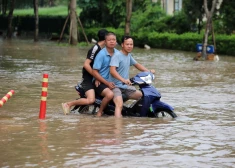 Vjetnamu posta plūdi, daudzi bojāgājušie