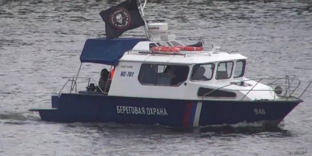 Krievu robežapsardzes kuģis ar "Vagner" karogu Narvas upē (foto: Igaunijas Ārlietu ministrija / "X")