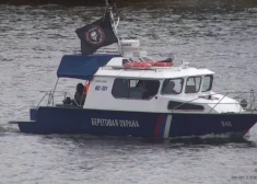 Pie Igaunijas robežas parādās Krievijas robežsardzes kuteris ar algotņu grupējuma "Vagner" karogu