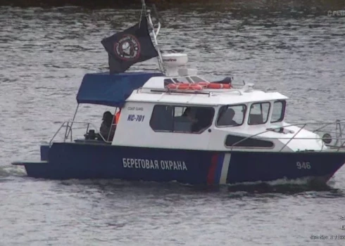 Krievu robežapsardzes kuģis ar "Vagner" karogu Narvas upē (foto: Igaunijas Ārlietu ministrija / "X")