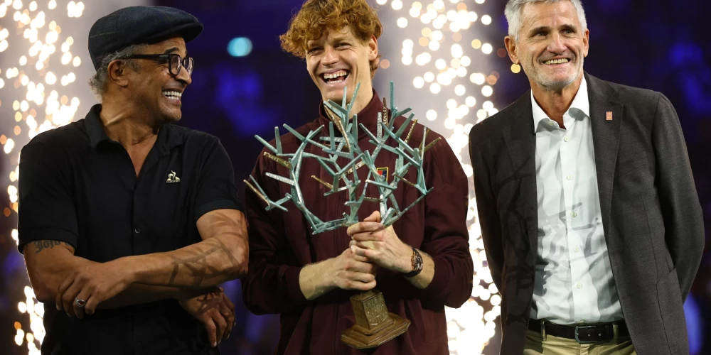 Janiks Siners ar franču tenisa leģendu Janiku Noā un Francijas tenisa federācijas vadītāju Žilu Moretonu