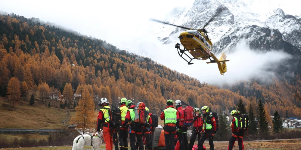 Glābēji Itālijas Dienvidtirolē lavīnas aprakto alpīnistu meklēšanas operācijā