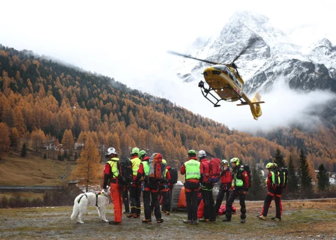 Glābēji Itālijas Dienvidtirolē lavīnas aprakto alpīnistu meklēšanas operācijā