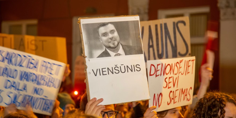 Viena no daudzajām protesta akcijām pie Saeimas ēkas pret deputātu lēmumu izstāties no Stambulas konvencijas