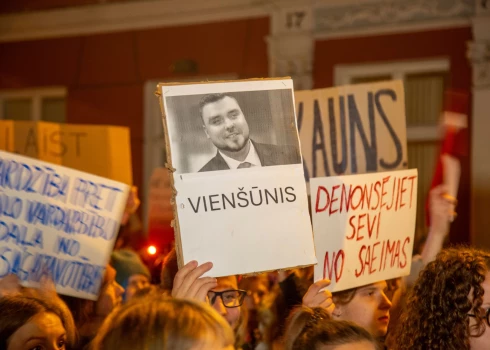 Viena no daudzajām protesta akcijām pie Saeimas ēkas pret deputātu lēmumu izstāties no Stambulas konvencijas
