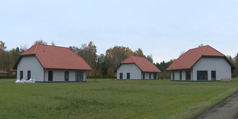 Jaunbūves Meleku līča aizsargjoslā (ekrānuzņēmums no video)