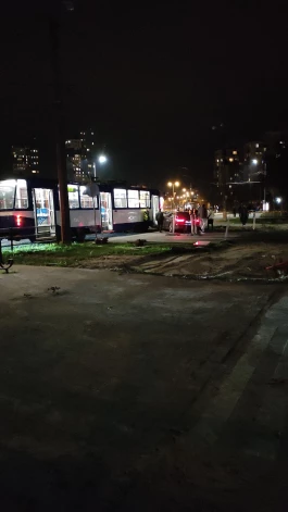 Vieglā automašīna ietriekusies tramvajā (foto: Juris Kovalenko / Facebook)