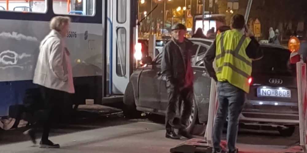 Vieglā automašīna ietriekusies tramvajā (foto: Juris Kovalenko / Facebook)