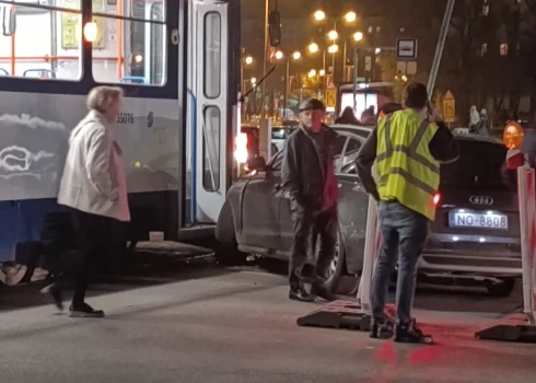 Vieglā automašīna ietriekusies tramvajā (foto: Juris Kovalenko / Facebook)