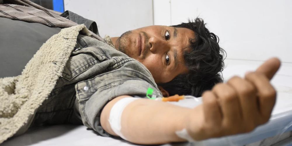 Vīrietis, kurš guva traumas zemestrīces laikā, ārstējās slimnīcām.