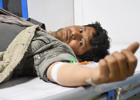 Vīrietis, kurš guva traumas zemestrīces laikā, ārstējās slimnīcām.