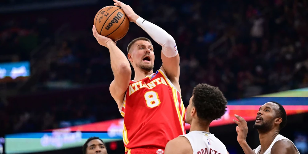 Kristaps Porziņģis uzbrūk spēlē pret Klīvlendas "Cavaliers". 