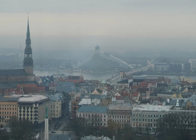 Пасмурный понедельник: в Латвии местами пройдет дождь и сохранится туман
