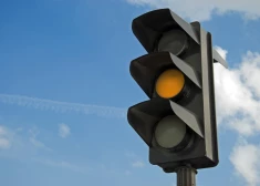 Autovadītāju ievērībai: šorīt, braucot pa Ganību dambi, nedarbojas luksofori