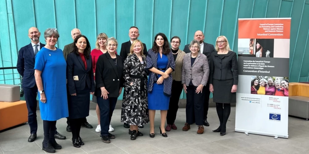 В Латвию приехали наблюдатели по правам женщин — сразу после голосования о выходе.