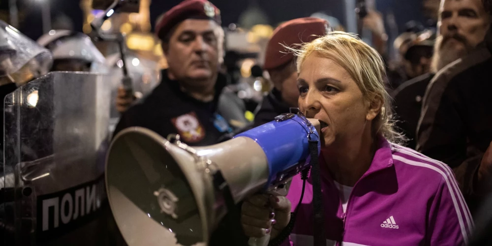 Spriedze pieauga Belgradā, kur izveidojās pretstāve starp vairākiem tūkstošiem opozīcijas atbalstītāju un valdības lojālistiem.