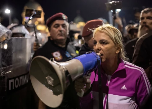 Spriedze pieauga Belgradā, kur izveidojās pretstāve starp vairākiem tūkstošiem opozīcijas atbalstītāju un valdības lojālistiem.