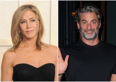 Dženifera Anistone ar romantisku foto publiski apstiprina jaunās attiecības