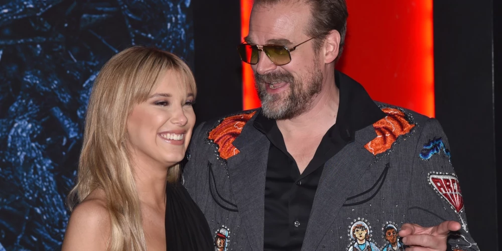 Millija Bobija Brauna iesniegusi sūdzību pret Deividu Hārboru.