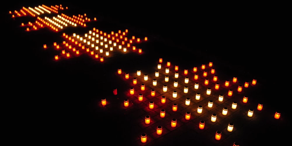 Lāčplēša dienā iedegtas svecītes.