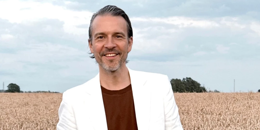 Toms Juhņevičs ir latviešu pianists un komponists.