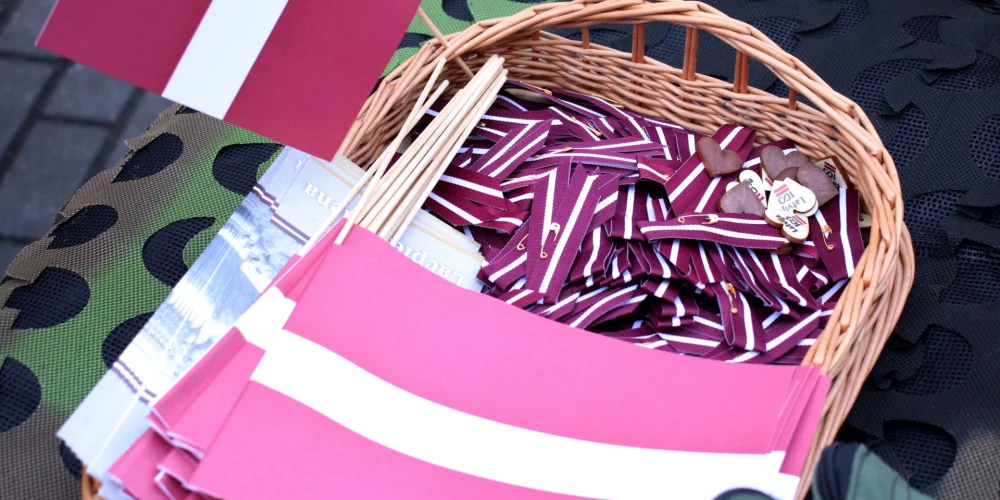 Патриотическую ленточку следует носить уголками вверх, образуя букву V — символ uzvara (победы).